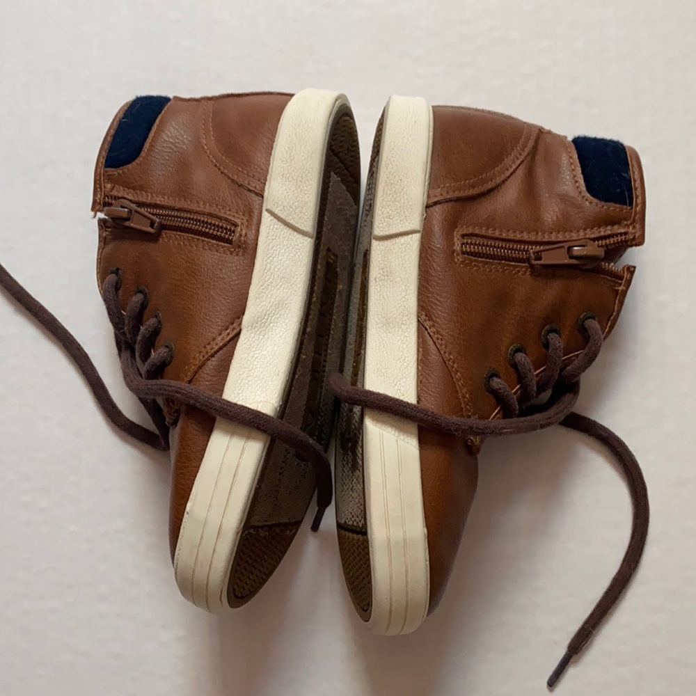 Boy Nautica leather shoe.